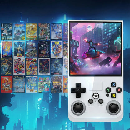 Quadratische Produktansicht der R36PRO Retro-Handheld-Spielekonsole mit großer Spielebibliothek und moderner Action-Spielszene